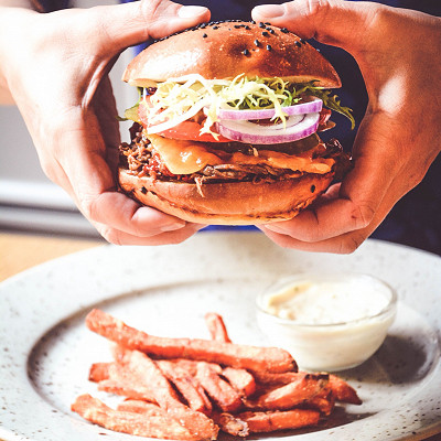Burgery a tataráky v Sou100 Žižkov
